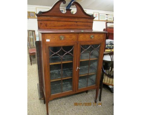 EDWARDIAN SIDE/DISPLAY CABINET INLAID THROUGHOUT WITH NEO-CLASSICAL DESIGNS, BROKEN ARCH PEDIMENT OVER TWO FRIEZE DRAWERS AND