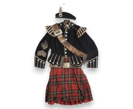 AN ATTRIBUTED EARLY-20th CENTURY BLACK WATCH PIPE MAJOR'S UNIFORMBelieved WW1-period; comprising kilt and fly plaid in Black 