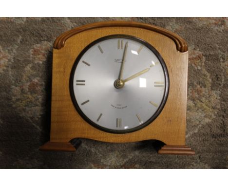 A VINTAGE SMITHS 8 DAY MANTLE CLOCK