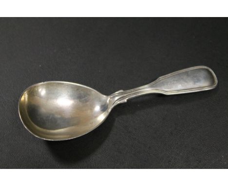 A HALLMARKED SILVER EARLY VICTORIAN FIDDLE AND THREAD CADDY SPOON - MAKERS MARK HH