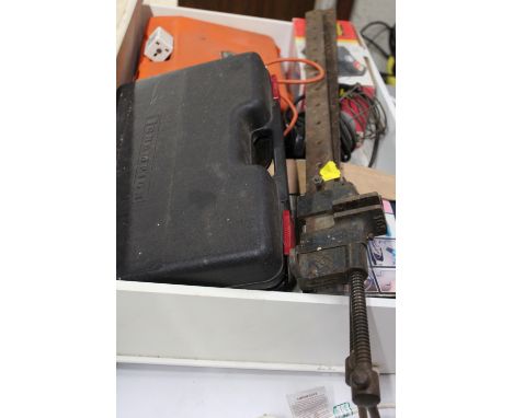 A TRAY OF ASSORTED TOOLS TO INCLUDE SASH CLAMPS