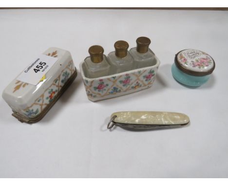 A LIMOGES CERAMIC MINIATURE THREE BOTTLE SCENT BOTTLE HOLDER - A/F TOGETHER WITH A HALCYON DAYS PILL BOX (2)