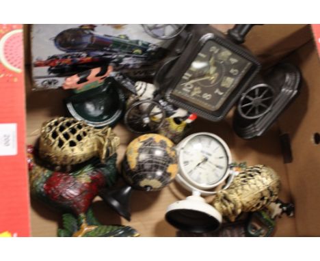 A TRAY OF ORNAMENTS ETC TO INCLUDE CLOCKS, WOODPECKER DOOR KNOCKER ETC