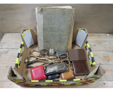 A TRAY OF SUNDRIES TO INCLUDE A METAL PURSE TRAVEL CLOCK ETC