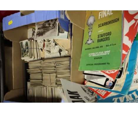 A COLLECTION OF VINTAGE TEA / CIGARETTE CARDS, FOOTBALL PROGRAMMES ETC TO INC A QUANTITY OF STAFFORD RANGERS EXAMPLES - FA TR