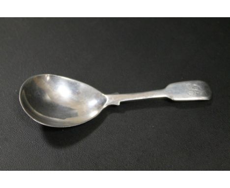 A HALLMARKED SILVER GEORGIAN CADDY SPOON - MAKERS MARK INDISTINCT