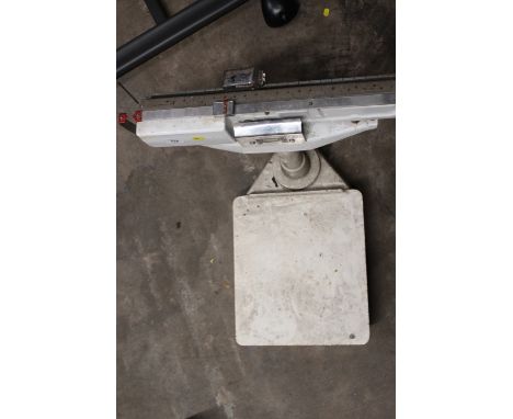 A SET OF VINTAGE AVERY TYPE 3304 SHOP SCALES