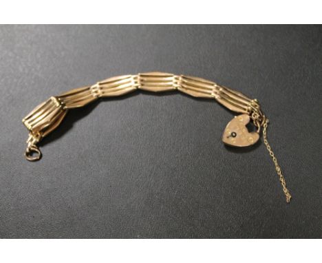A FOUR BAR GATE BRACELET WITH 9CT ROSE GOLD PADLOCK ATTACHED TO AN UNMARKED CHAIN - APPROX COMBINED WEIGHT 14.3 G