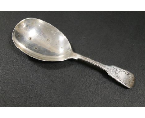 A HALLMARKED SILVER GEORGIAN CADDY SPOON - MAKERS MARK TH OVER GH