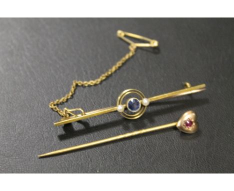 A 15CT SAPPHIRE AND SEED PEARL BROOCH WITH SAFETY CHAIN - APPROX WEIGHT 4G TOGETHER TIH A YELLOW METAL HEART SHAPED STICK PIN