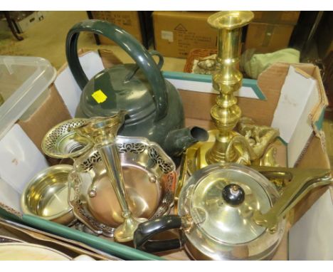 A SMALL TRAY OF METALWARE TO  INCLUDE A GREEN ENAMEL KETTLE