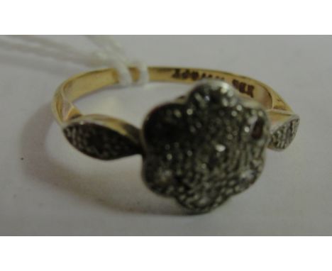 An 18ct Edwardian diamond daisy ring