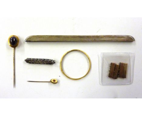 A tray containing two Victorian yellow metal stick pins; a silver comb mount; a silver bar brooch; other yellow metal mounts 