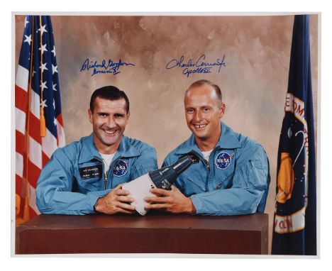 Official portrait of the two crew members, Charles Conrad and Richard Gordon, with a model of the Gemini capsuleGemini 11, 18