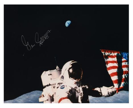 Harrison SchmittView of the mission commander Eugene Cernan with the last lunar flag and Earth in the backgroundApollo 17, 7-