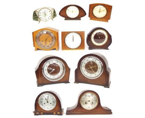 Metanec Art Deco faux green marble and pearlite mantel clock, 5.5" high; also nine various wooden cased mantel clocks (10)