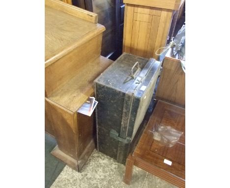 VINTAGE RECTANGULAR TIN TRUNK