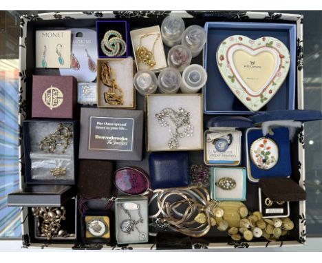 Box of Quality Costume Jewellery & Wedgwood Items, comprising necklaces, boxed Wedgwood picture frame, boxed Wedgwood Jasper 