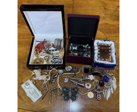 Box of Assorted Costume Jewellery, includes necklaces, rings, brooches, pearls, earrings, small trinket box, key ring, etc.