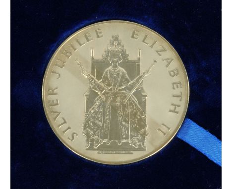 A Queen Elizabeth II Silver Jubilee platinum medallion, 1977, Obv: portrait of The Queen seated facing on a throne holding a 