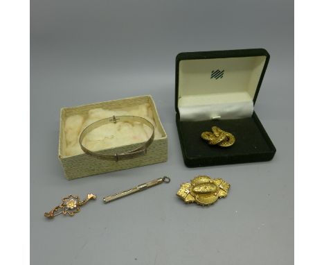 A 9ct gold brooch, 1.9g, two yellow metal brooches, a silver olive pick and a silver bangle, a/f 
