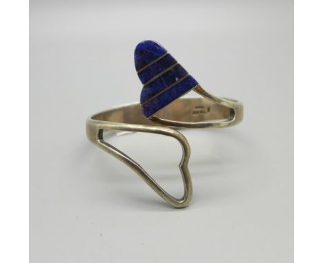 A vintage Mexican Taxco silver and lapis lazuli bangle, 52.8g, sprung hinge 