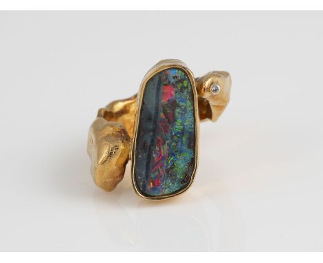 OPAL-RING Gelbgold. Ringmaß ca. 53,5, Ges.-Gew. ca. 12,3 g. Gest. 750. Besch., part. angelaufen.