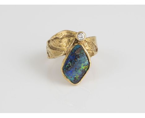 OPAL-RING MIT BRILLANT Gelbgold. Ringmaß ca. 57, Ges.-Gew. ca. 9,8 g. Gest. 750, Herstellersignet. Ein Opal, ein Brillant, ca