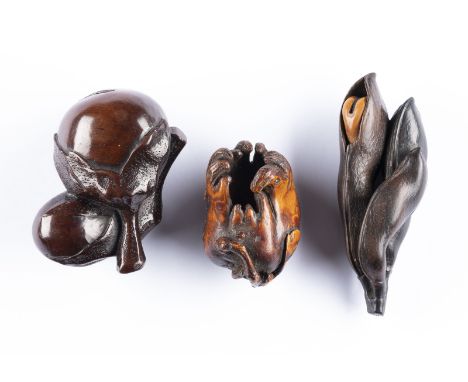 DREI HOLZGESCHNITZTE NETSUKE IN FORM VON GEMÜSE Japan, 19. Jahrhundert oder später Holz. H. 4-6.8 cm. Das Konvolut umfasst ei
