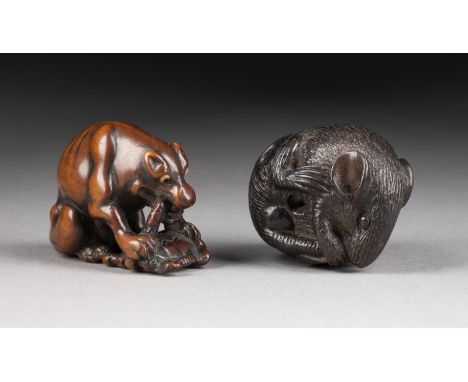 EIN FEINES HOLZGESCHNITZTES NETSUKE EINES YAMAINU UND EIN NETSUKE EINER RATTE AUS EBENHOLZ Japan, 19. Jahrhundert Holz. H. 3.