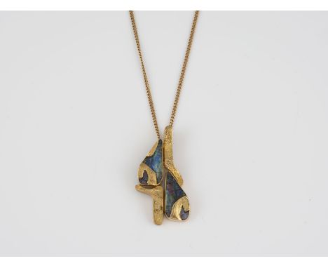 OPAL-ANHÄNGER MIT KETTE Gelbgold. Anhänger L. 4,2 cm, Ges.-Gew. ca. 9,7 g. Gest. 750, Herstellersignet. Zwei leicht tropfenfö