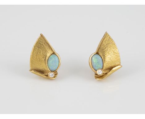 PAAR OPAL-OHRSTECKER MIT BRILLANTEN Gelbgold. L. 2,0 cm, Ges.-Gew. ca. 8,7 g. Gest. 750, Herstellersignet, Caratangabe der Di