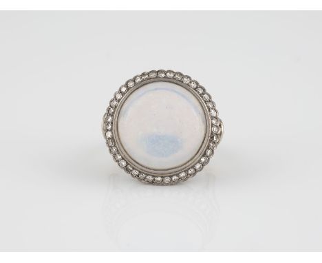 RING Weißgold. Ringmaß ca. 53, Ges.-Gew. ca. 9,8 g. Gest. 585. Ein runder Opal (Doublette ?) oder Mondstein, ca. 16,3 x 6,8 m