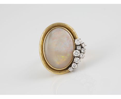 OPAL-RING MIT DIAMANTBESATZ Gelbgold, Weißgold. Ringmaß ca. 55,5, Ges.-Gew. ca. 14,5 g. Gest. 750, Herstellersignet. Ein oval