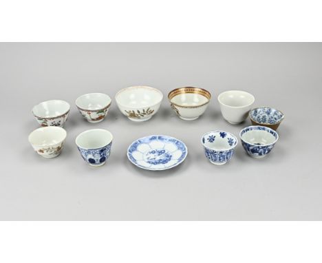 Lot with eleven antique Chinese porcelain cups + saucers. Among other; Kang Xi, Mandarin, Rose Family, Cheng Lung. 18th - 19t
