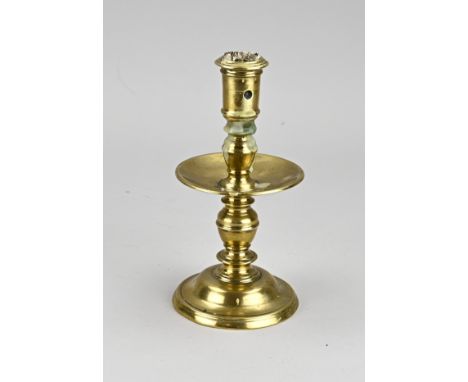 17th century Dutch disc candlestick made of bronze. Dimensions: H 19 cm. In very good condition.