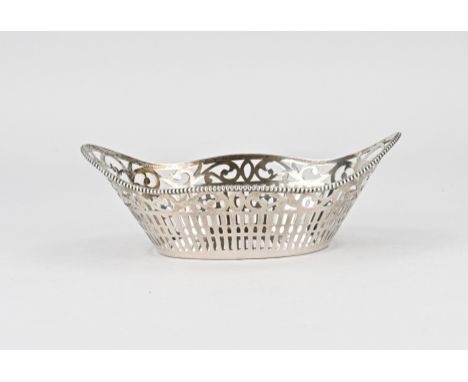 Silver chocolate basket, 833/000, oval sawn model, with bars and floral decor. Equipped with a contoured pearl edge. 15.5x10x