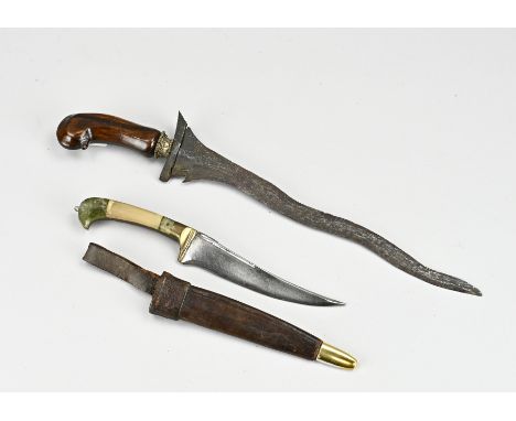 Two antique Indonesian kris. 1x Small, jade/agate handle + sheath. 1x Large damask. Dimensions: L 24 - 34 cm. In good conditi