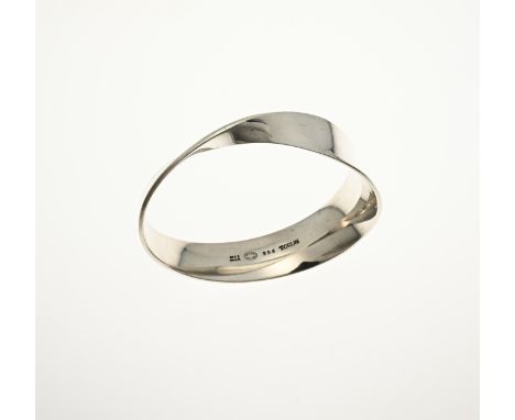 Silver bracelet, 925/000, bangle with a strike in the band. Georg Lensen, model mobius. Width 3-19mm. approx. 51.5 grams. ø 5