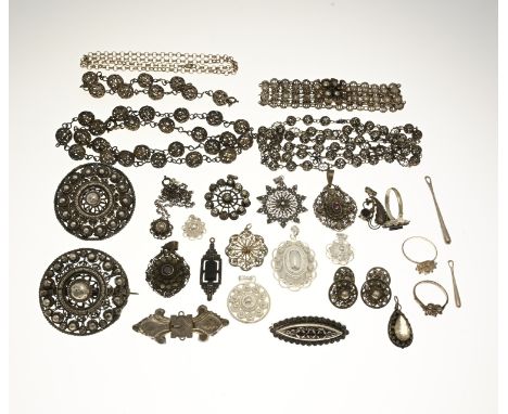 Lot of silver jewelry, regional models with 2 necklaces made of filigree spheres and a matching bracelet, 3 rings with, among