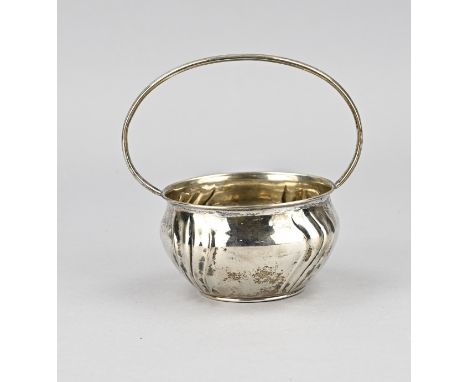 Silver basket, 800/000, round model with folding and oval handle. German. Dent in the bottom edge. 13x9x13cm. In good conditi