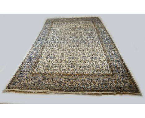 Large hand-knotted Persian carpet, light in color with completely floral decor. Dimensions: 390 x 240 cm. In good condition.
