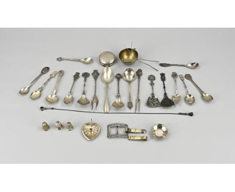 Lot of silver with various types of spoons, one of which has been converted into a spang, 2 meat forks, a box, a buckle, bowl