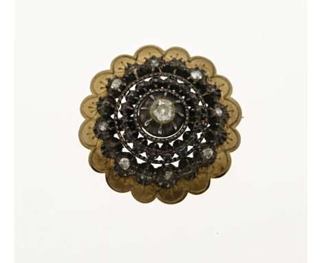 Yellow gold brooch, 585/000, with silver and diamonds. Round brooch with a scalloped edge with a silver type button element s