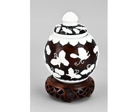 Chinese Beijing glass ginger jar on console. Pot has floral/butterfly decor + bottom mark. Dimensions: H 13 x Ø 9 cm. In good