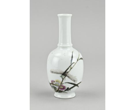 Chinese porcelain Familie Rose pipe vase with dragonfly decor, with text and bottom mark. Dimensions: H 14.7 cm. In good cond