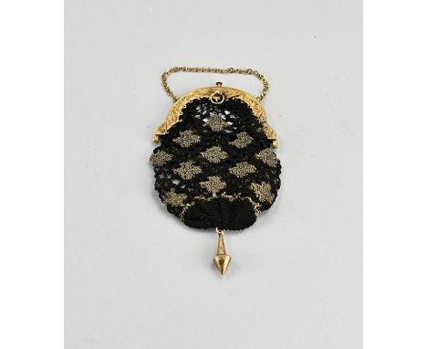 Purse with a yellow gold bracket, 750/000. Contoured bracket with floral engraving. with chain and eye. MT.: Unclear, Amsterd