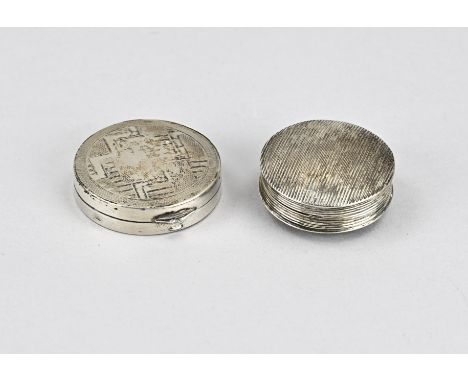 Two round silver boxes, 830/000, 835/000, a round model with a ribbed decor. MT.: A.Keun, Groningen, last: L:1820. And a roun