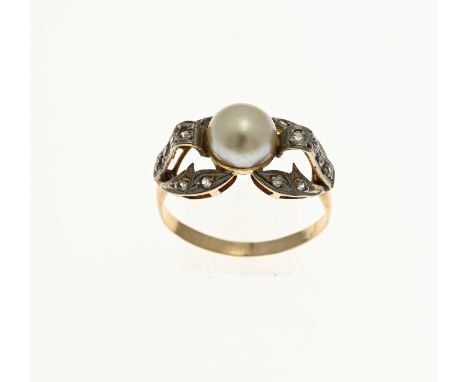 Yellow gold ring, 750/000, with pearl and crystal. Ring with a bow-shaped element set with various crystal stones and a cultu