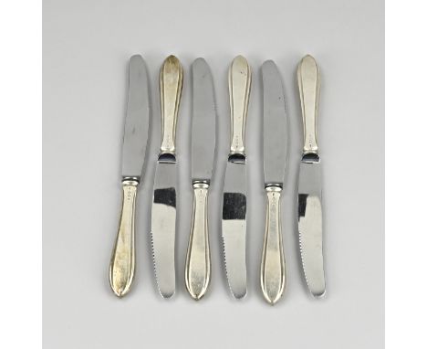 Lot with six knives with a silver handle, point fillet model. MT.: H.Hooijkaas, Schoonhoven, jl.:e:1964. 25 cm. Some signs of